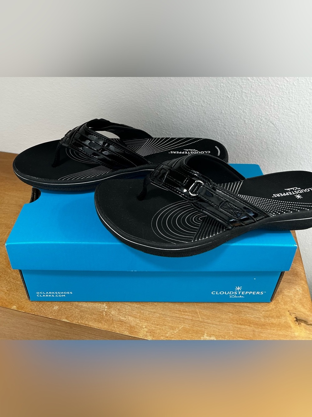 Clarks CloudStepper Breeze Sea Black Patent Thong Sandal 10. BNIB